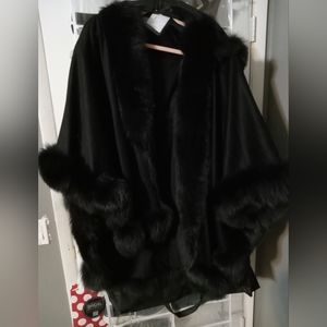 Cashmere cape with Fox fur hem